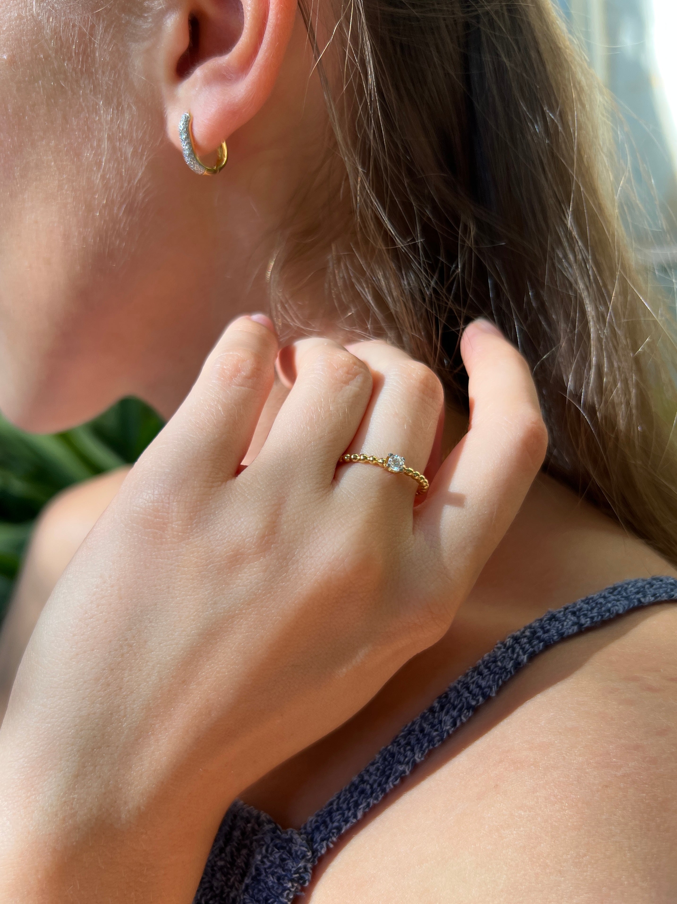 Anillo de plata bañada en oro con diamante de laboratorio