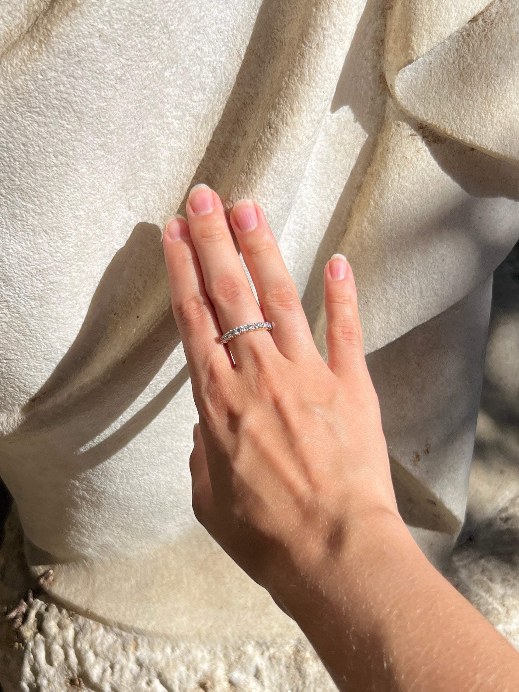 Anillo Riviere de plata bañada en oro con diamantes de laboratorio