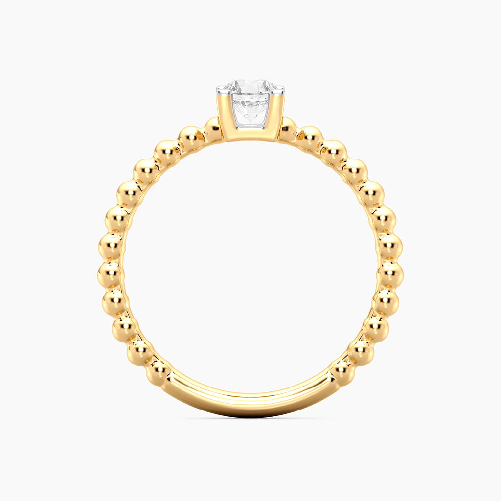 Anillo de plata bañada en oro con diamante de laboratorio