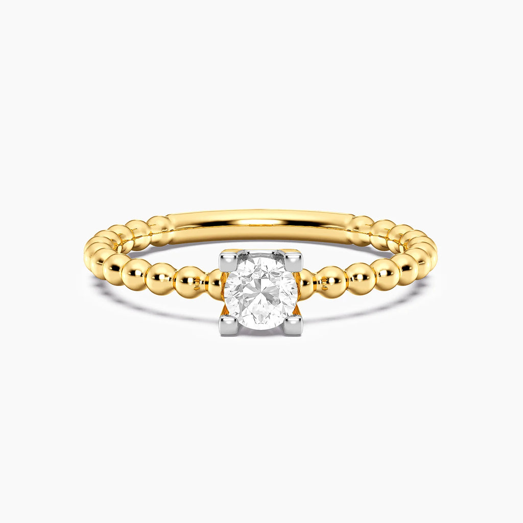 Anillo de plata bañada en oro con diamante de laboratorio