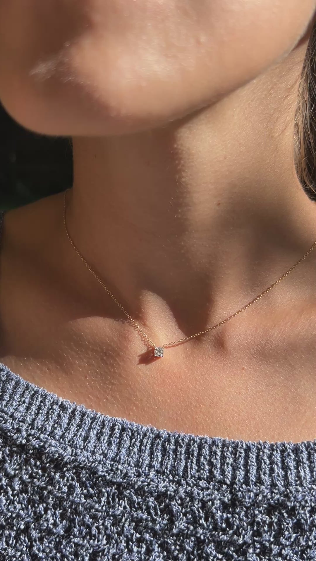 Colgante solitario en plata bañada en oro con diamante de laboratorio